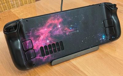 Mein Steam Deck von hinten mit der Galaxy-Skin
