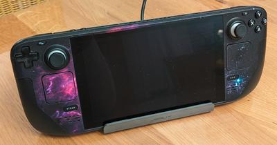 Mein Steam Deck von vorne mit der Galaxy-Skin